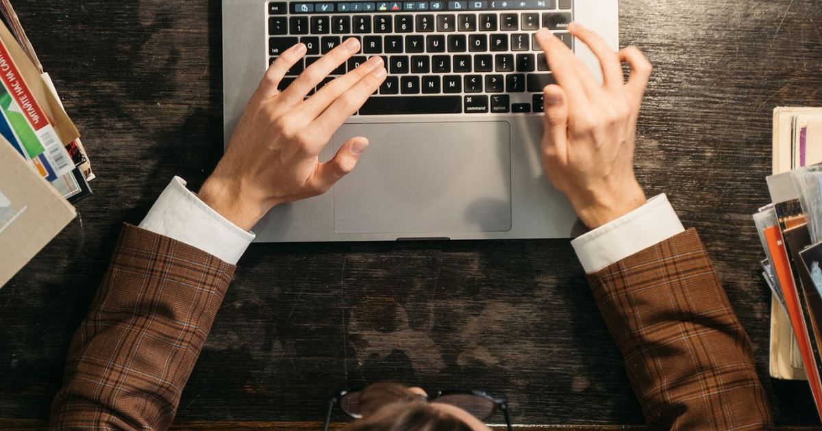 How long it takes to write 1000 words Writer typing on a laptop to finish 1000 words faster